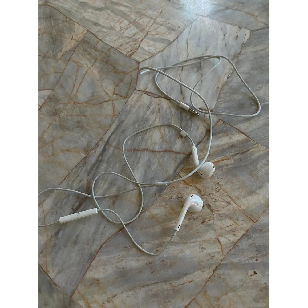 Apple EarPods Wired Headphones with 3.5mm Plug White MD827LL/A